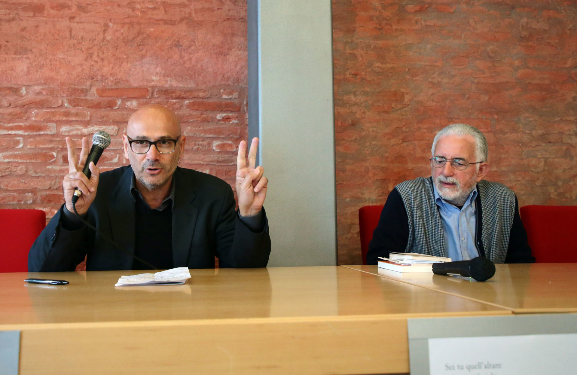 Roberto Galaverni e Francesco Scarabicchi - Poesia Festival '17 photo © Elisabetta Baracchi Roberto Galaverni e Francesco Scarabicchi - Poesia Festival '17 photo © Elisabetta Baracchi