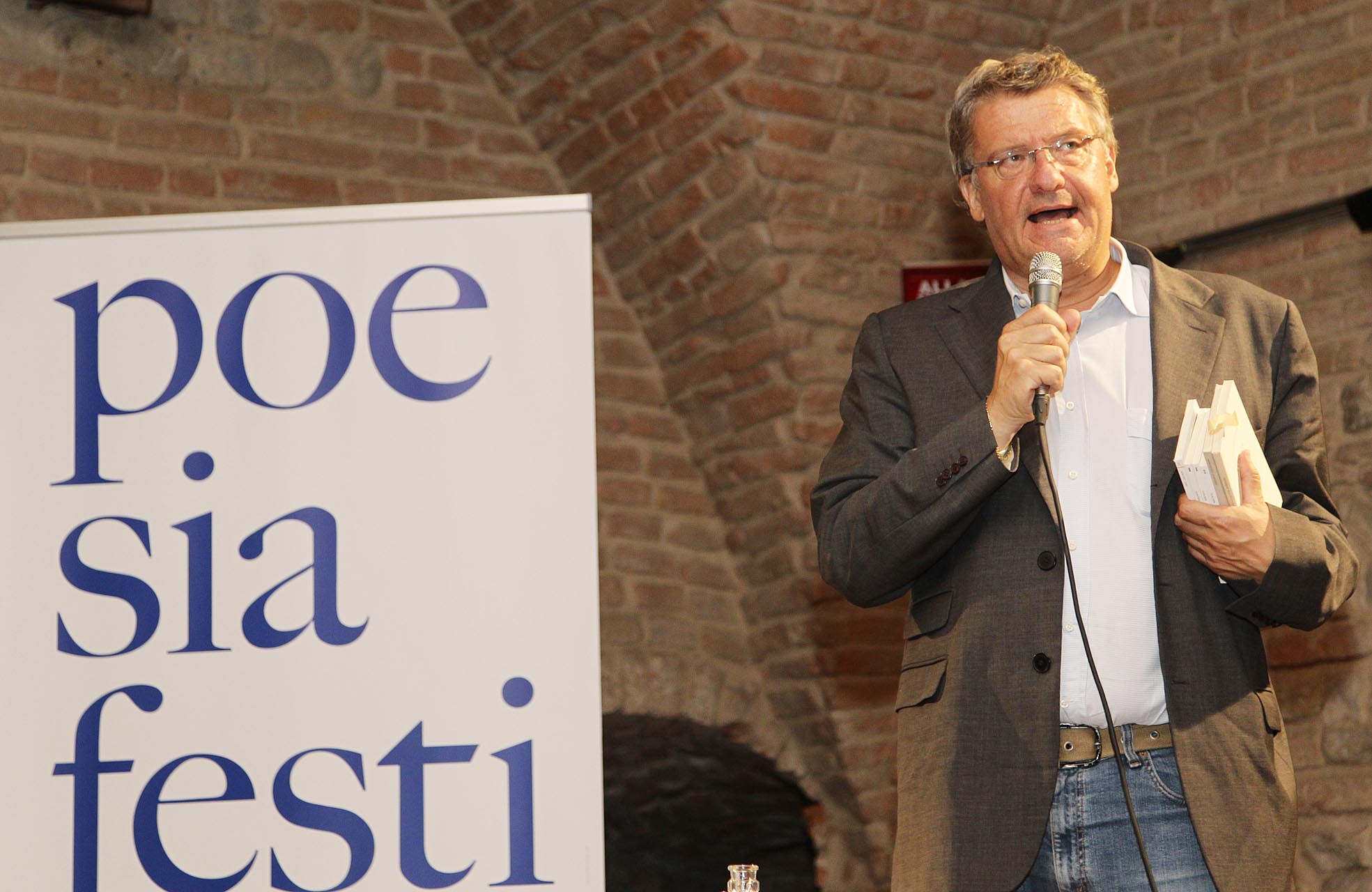 POESIAFESTIVAL ’11 ALBERTO BERTONI PRESENTA MARIANGELA GUALTIERI AL CASTELLO DI VIGNOLA ph.© campanini-baracchi