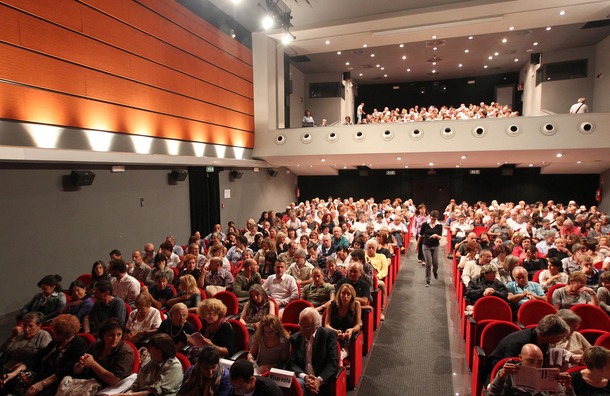 POESIAFESTIVAL ’11 L’AUDITORIUM FERRARI DI MARANELLO GREMITO PER CORRADO AUGIAS IN “LEOPARDI E L’ITALIA” ph.© campanini-baracchi