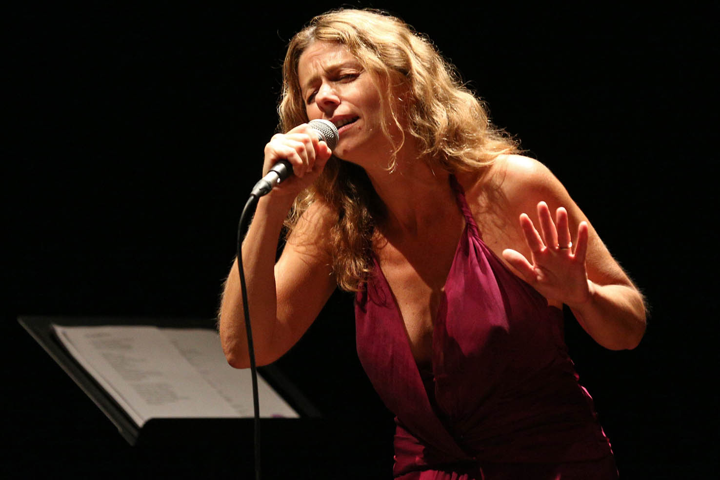 Amanda Sandrelli recita Alfonsina y el mar…. omaggio a Borges: ph. © Serena Campanini Amanda Sandrelli recita Alfonsina y el mar…. omaggio a Borges: ph. © Serena Campanini