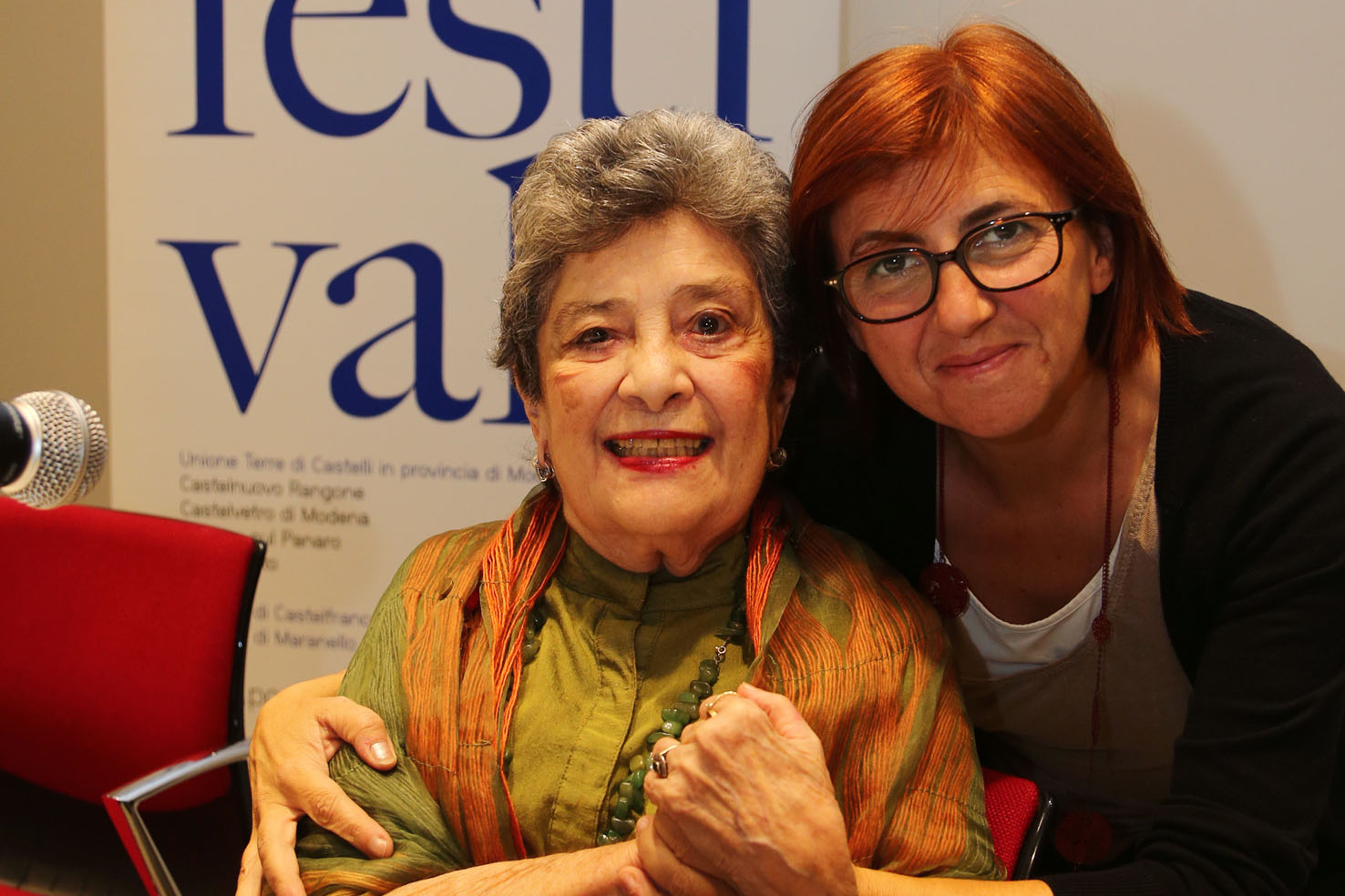 Claribel Alegrìa con Lucia Bursi sindaco di Maranello all’ incontro con i poeti al MABIC di Maranello. ph. © Serena Campanini