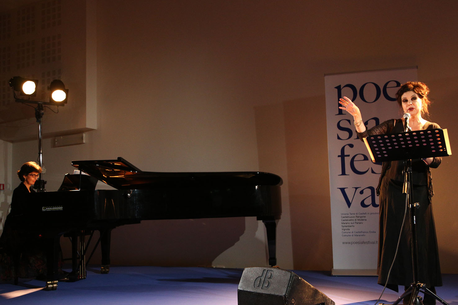 Licia Maglietta recita ” Ballata-Omaggio a Wislawa Szymborska” accompagnata al pianoforte da Angela Annese. ph.© Serena Campanini