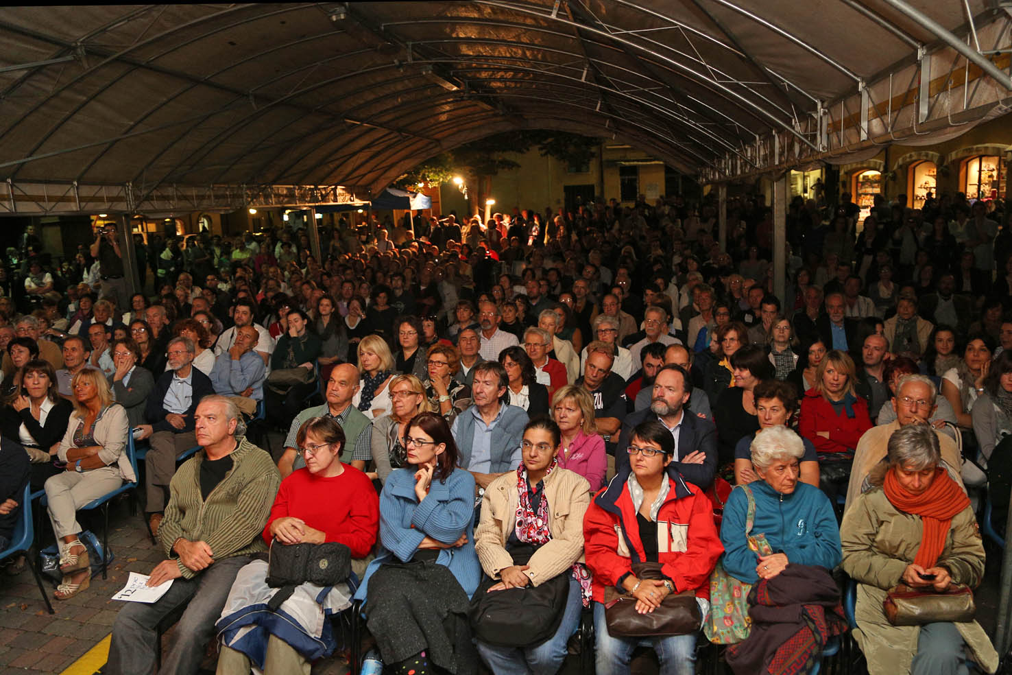 Il pubblico allo spettacolo  di David Riondino a Castelnuovo Rangone. ph.© Serena Campanini