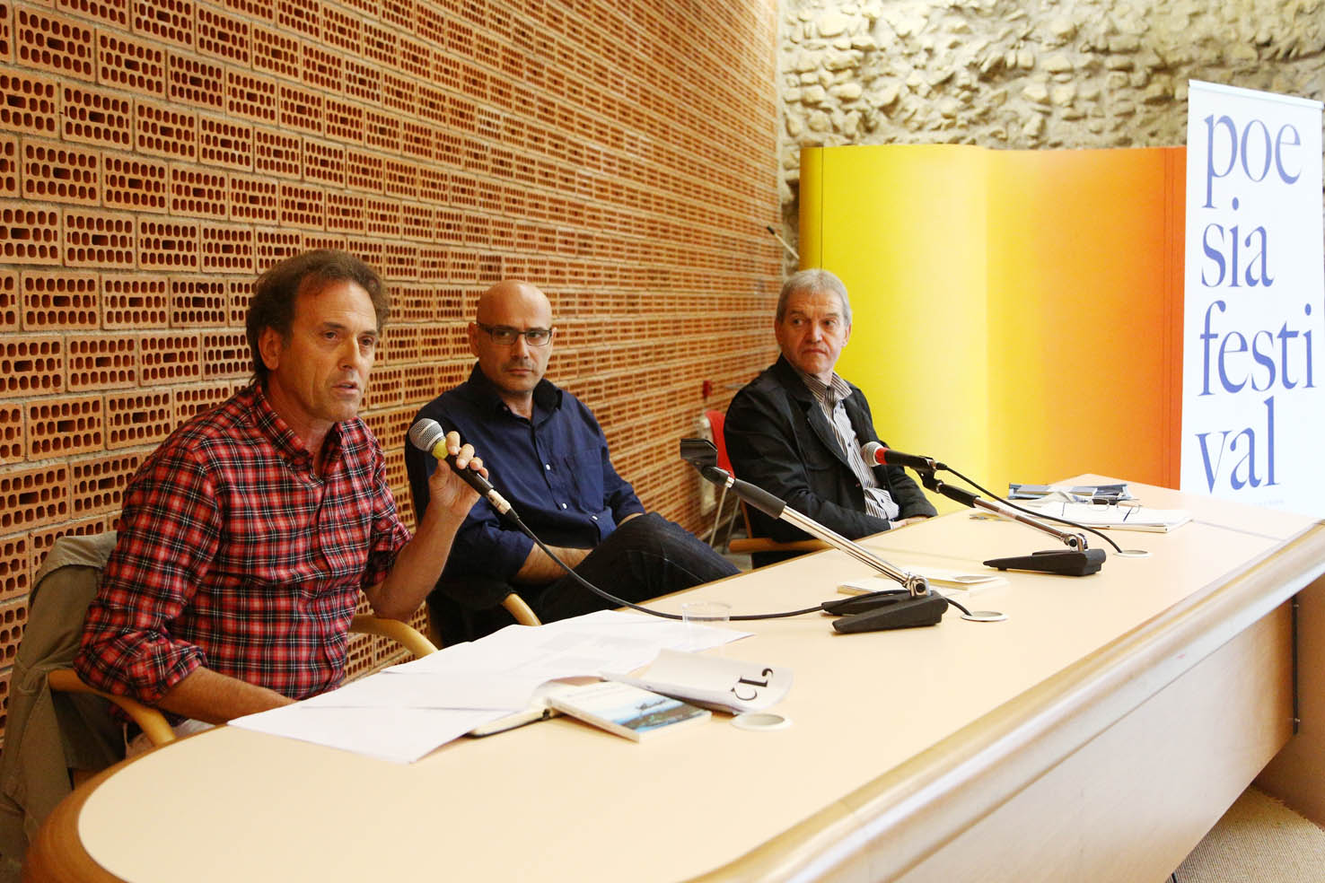 Incontro con i poeti a Castelnuovo Rangone  Loretto Rafanelli e Tiziano Broggiato con Roberto Galaverni. ph. © Serena Campanini