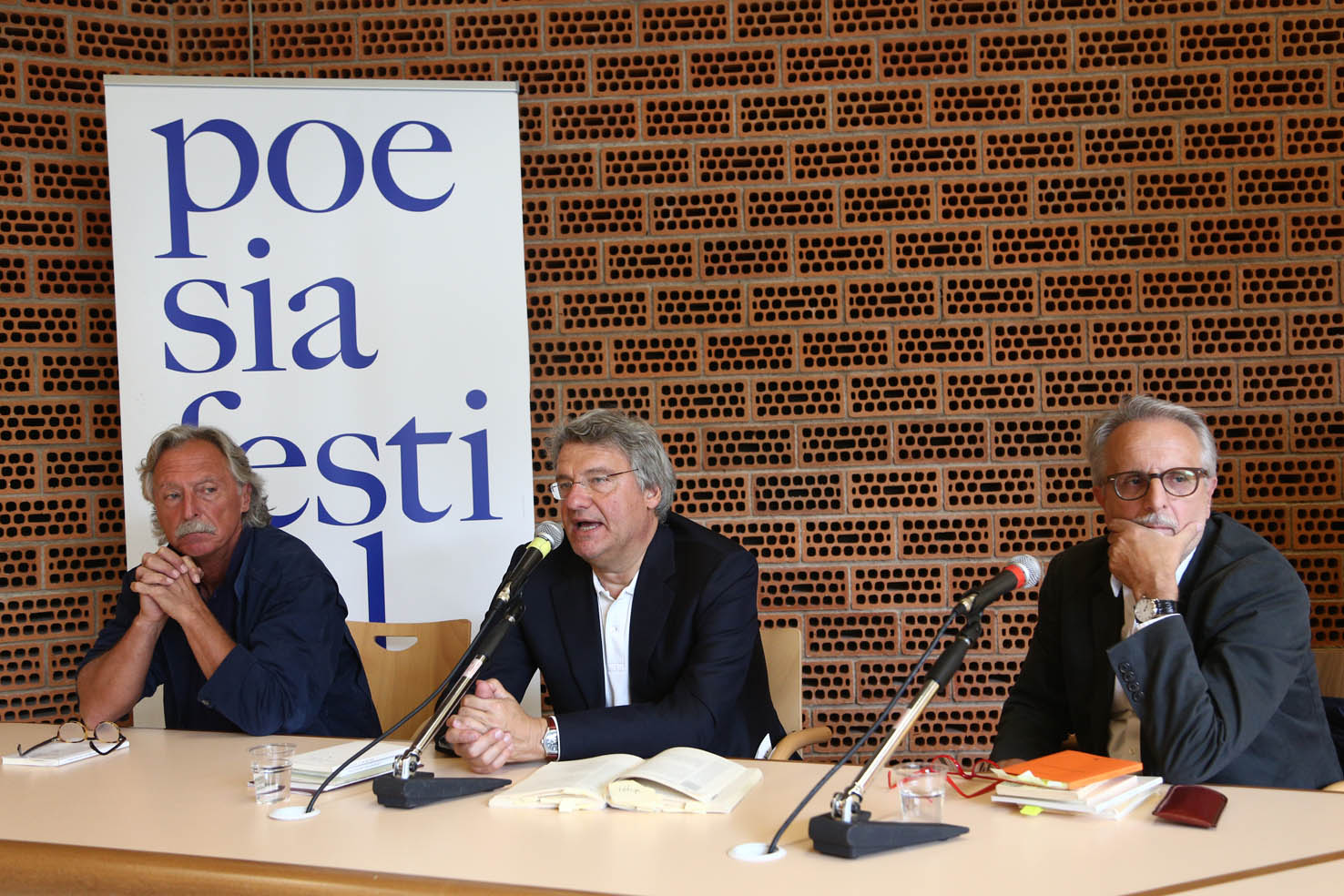 Incontro con i poeti a Castelnuovo Rangone  Stefano Simoncelli e Paolo Lanaro con Alberto Bertoni . ph. © Serena Campanini