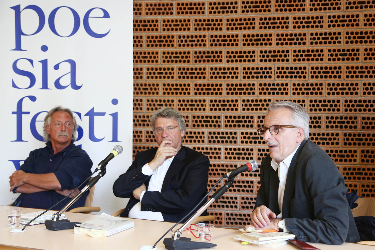 Incontro con i poeti a Castelnuovo Rangone  Stefano Simoncelli e Paolo Lanaro con Alberto Bertoni . ph. © Serena Campanini