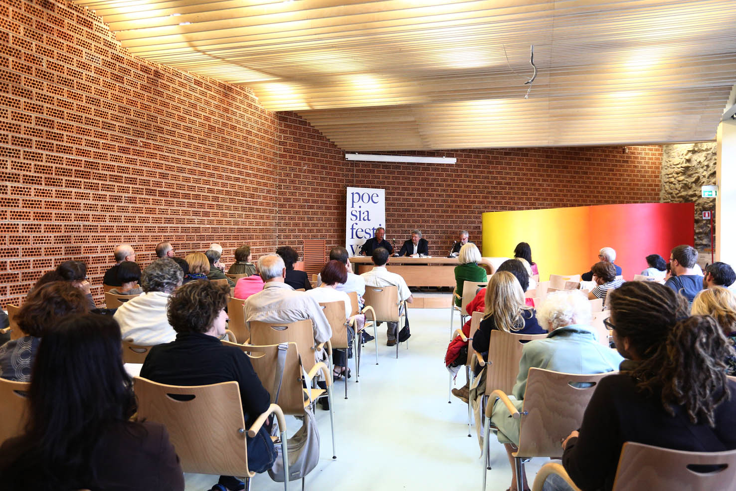 Incontro con i poeti a Castelnuovo Rangone  Stefano Simoncelli e Paolo Lanaro con Alberto Bertoni . ph. © Serena Campanini