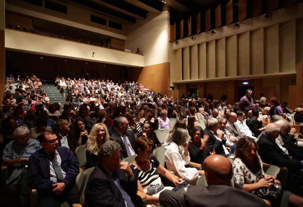 Il pubblico all’inaugurazione di Poesia Festival ’13 al Teatro Ermanno Fabbri di Vignola
