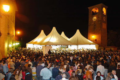 1 ottobre 2005 :: Castelvetro di Modena, Piazza della Dama trabocca di persone venute ad ascoltare Francesco Guccini che parla di poesia