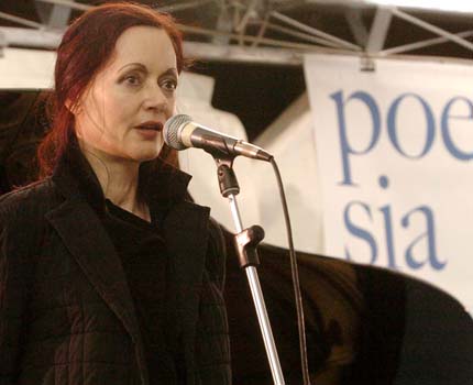 30 settembre 2005 :: Castelnuovo Rangone, Piazza Cavazzuti. Patrizia Valduga legge alla prima edizione di Poesia Festival