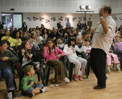 29 settembre 2007 :: Spilamberto, Spazio Famigli. Roberto Piumini in azione con il suo giovane pubblico a Poesia Festival ’07