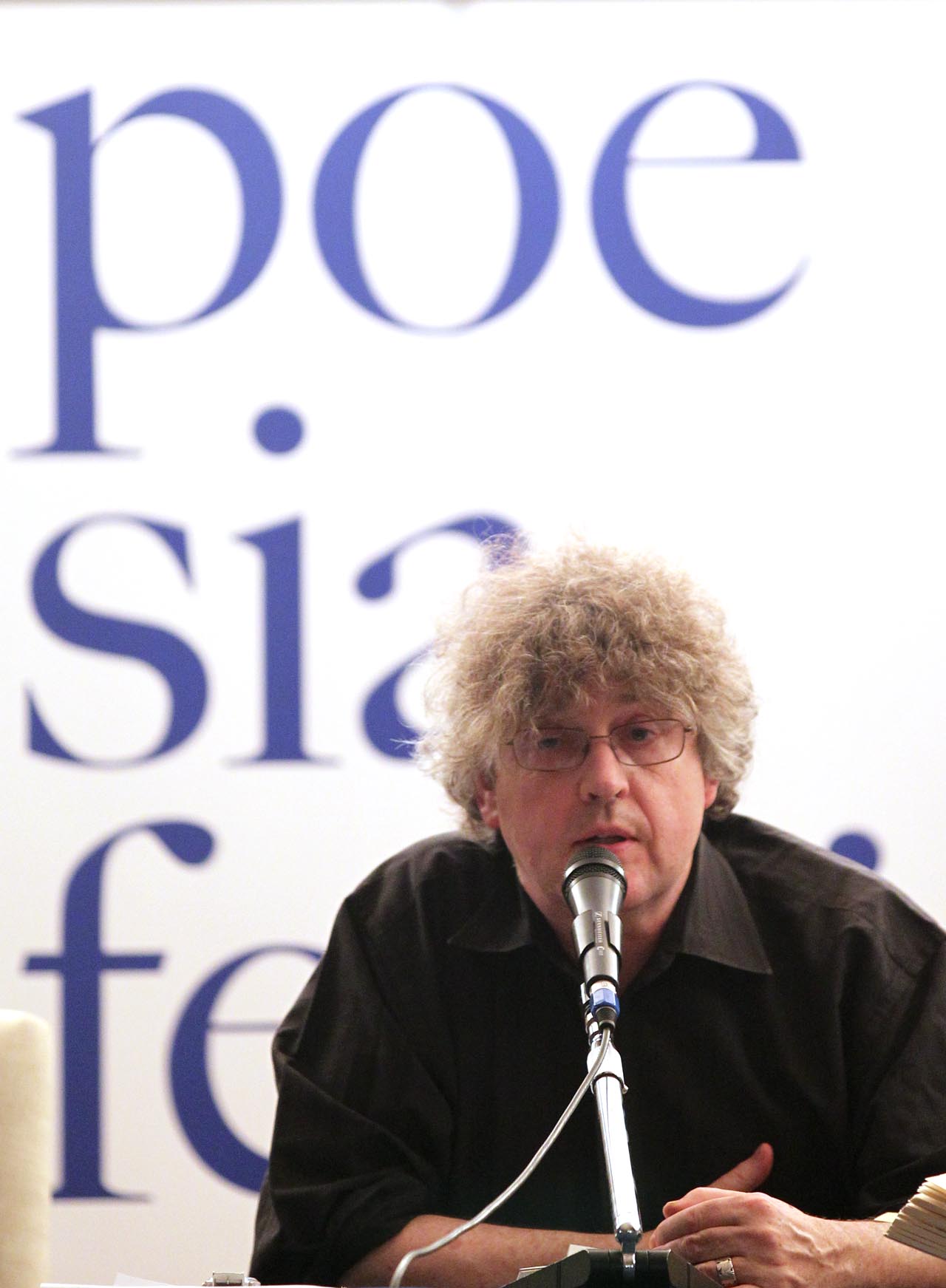 24 settembre 2011 :: Vignola, Sala dei Contrari. Paul Muldoon legge a Poesia Festival ’11
