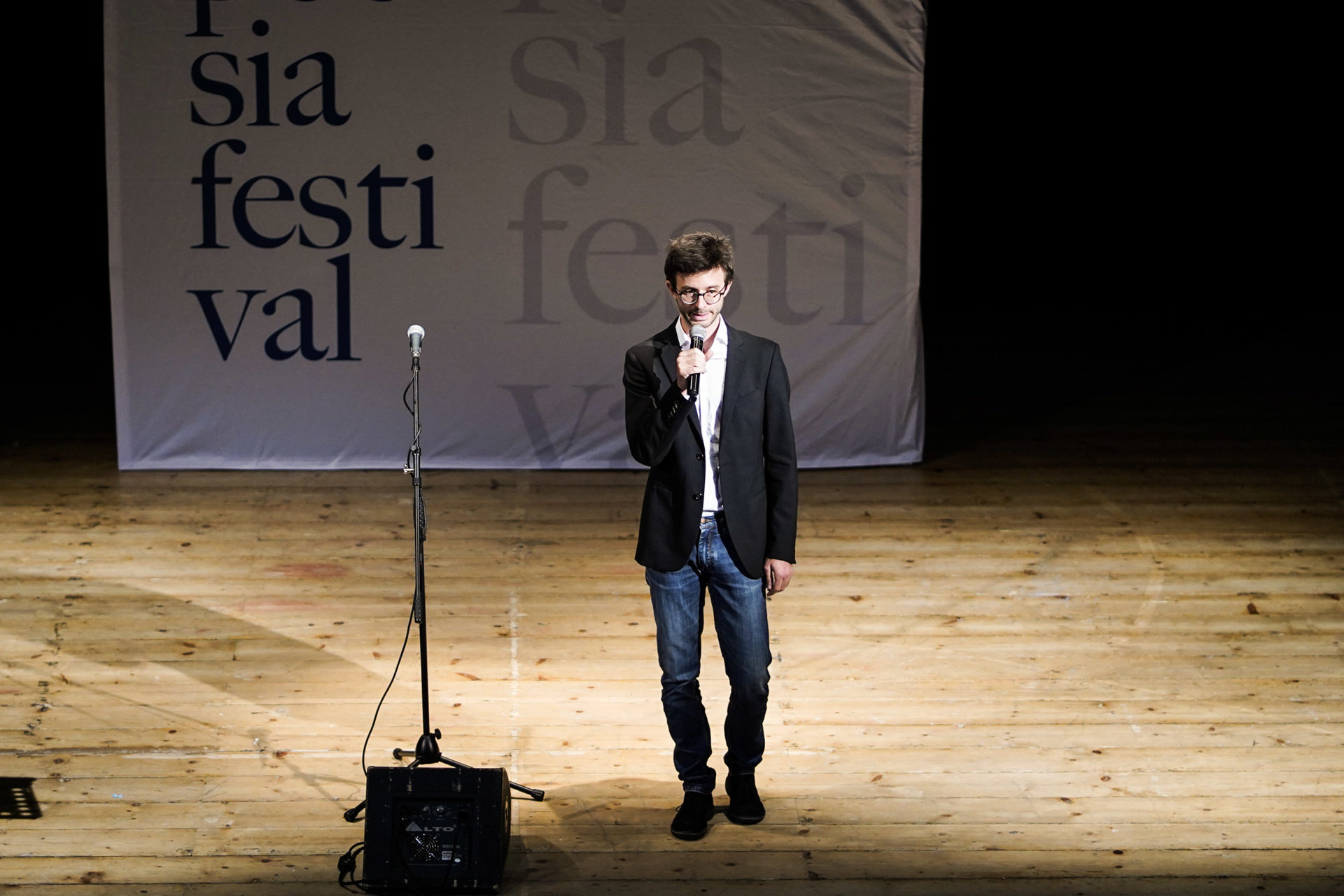 mariangela gualtieri legge giovanni pascoli marano sul panaro poesia festival 2019 modena mariangela gualtieri legge giovanni pascoli marano sul panaro poesia festival 2019 modena