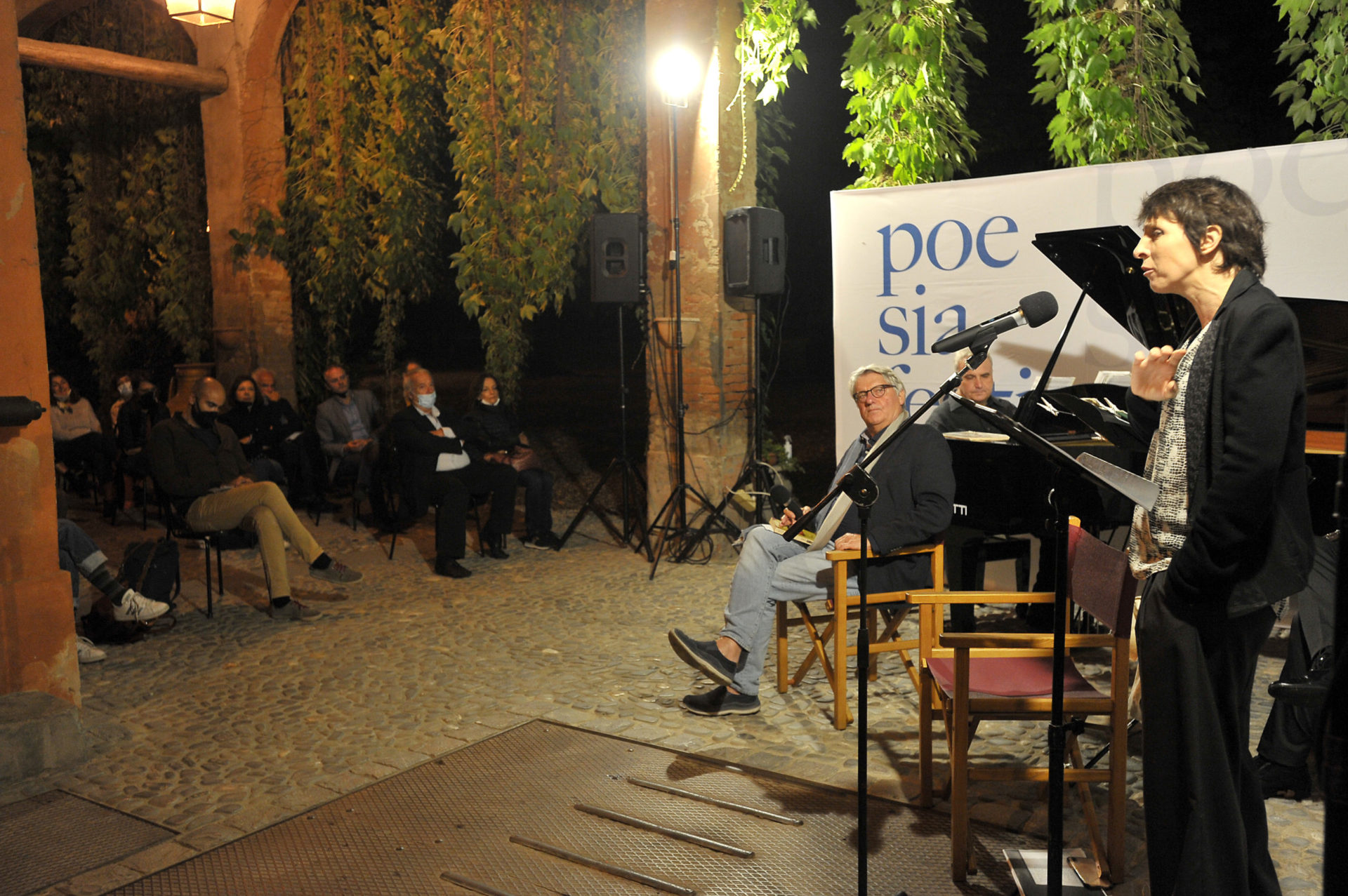 diana manea la notte la luna la poesia chiarli castelvetro di modena poesia festival 20 5 diana manea la notte la luna la poesia chiarli castelvetro di modena poesia festival 20 5