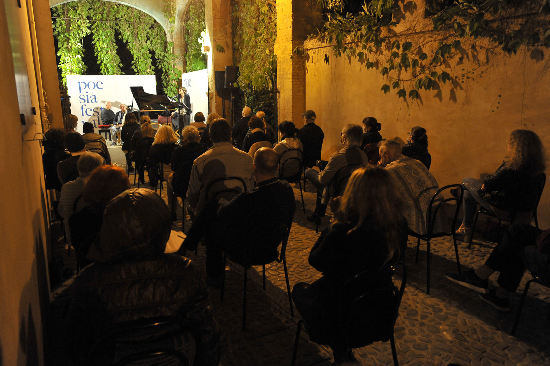 la notte la luna la poesia chiarli castelvetro di modena poesia festival 20 19